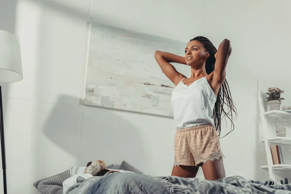 Mulher se alongando na cama — Fotografia de Stock