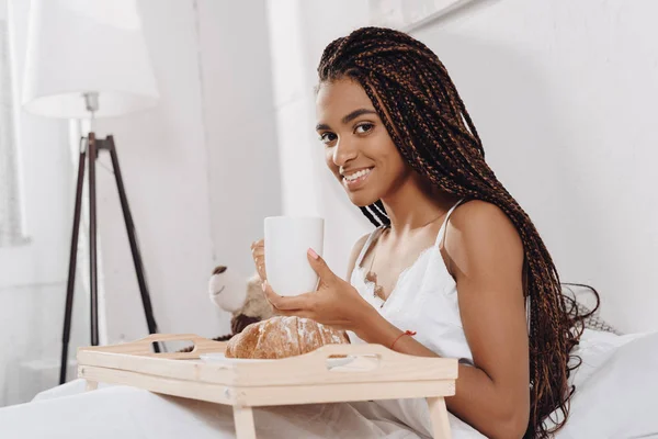 Mulher tomando café da manhã na cama — Fotografia de Stock