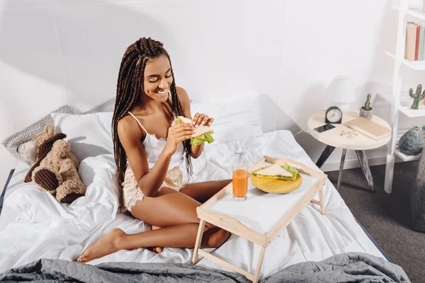 Donna che fa colazione a letto — Foto stock