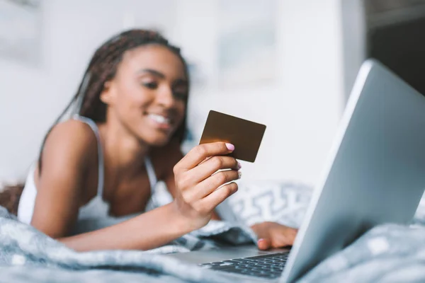 Frau macht E-Shopping im Bett — Stockfoto