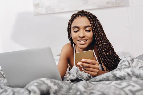 Mulher fazendo e-shopping na cama — Fotografia de Stock