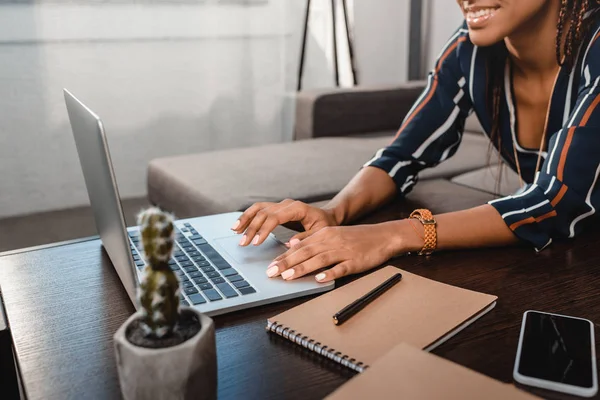 Frau benutzt Laptop auf Couch — Stockfoto