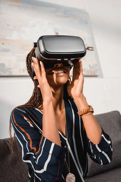 Woman in vr headset — Stock Photo