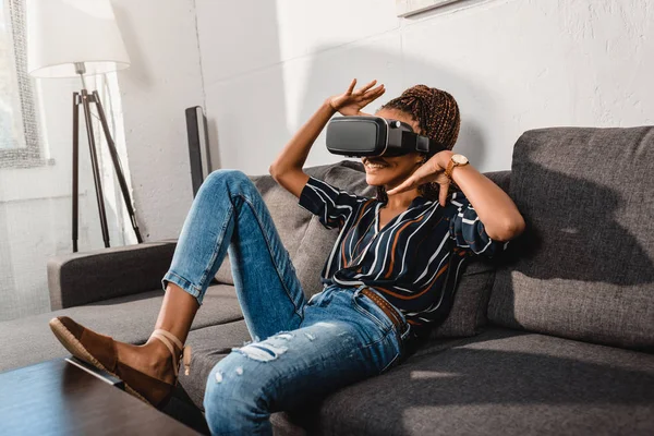 Femme en casque VR — Photo de stock