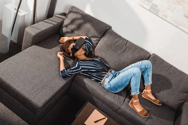 Femme en casque VR — Photo de stock