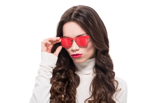 Femme en lunettes de soleil rouges — Photo de stock