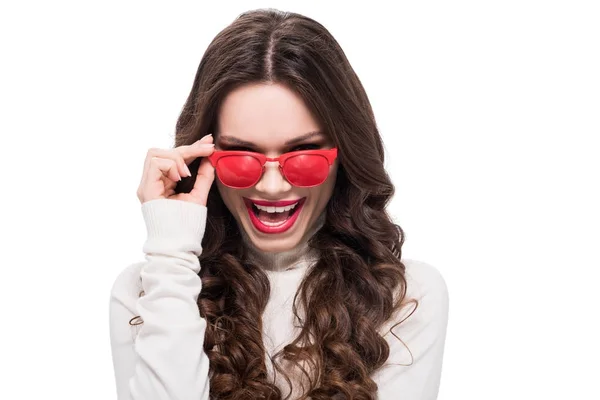 Femme regardant au-dessus des lunettes de soleil — Photo de stock