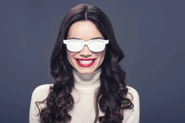 Mujer sonriente en gafas de sol blancas - foto de stock