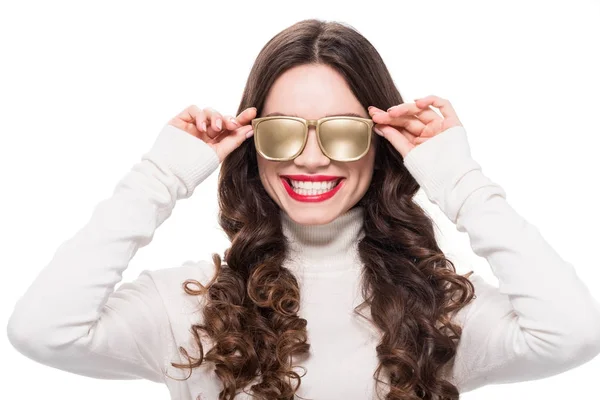 Mujer alegre en gafas de sol de oro - foto de stock