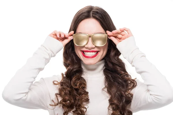 Femme gaie dans des lunettes de soleil en or — Photo de stock