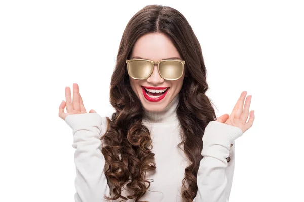 Femme souriante avec des lunettes de soleil en or — Photo de stock