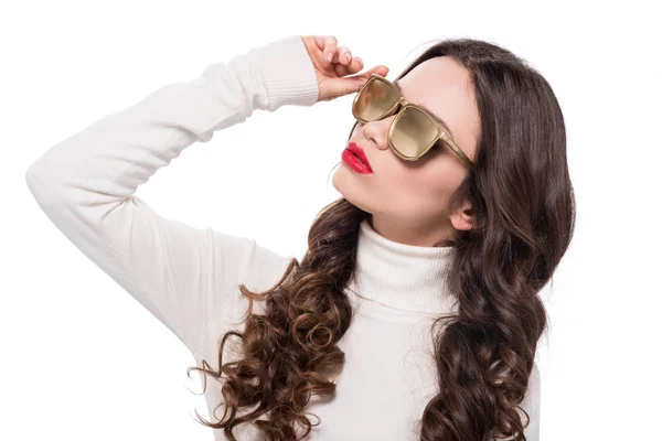 Mujer con labios rojos en gafas de sol de oro - foto de stock