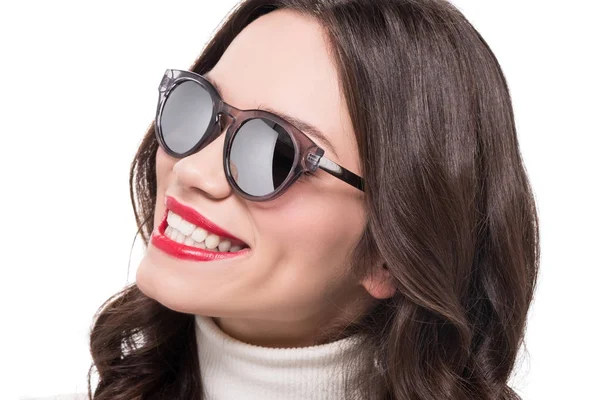 Mulher sorridente em óculos de sol na moda — Fotografia de Stock