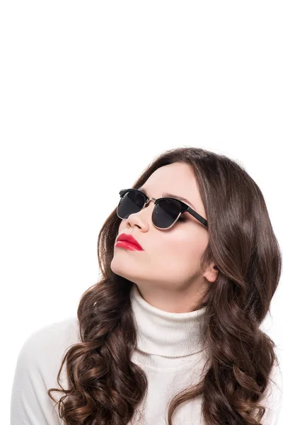 Femme avec des lèvres rouges dans les lunettes de soleil — Photo de stock