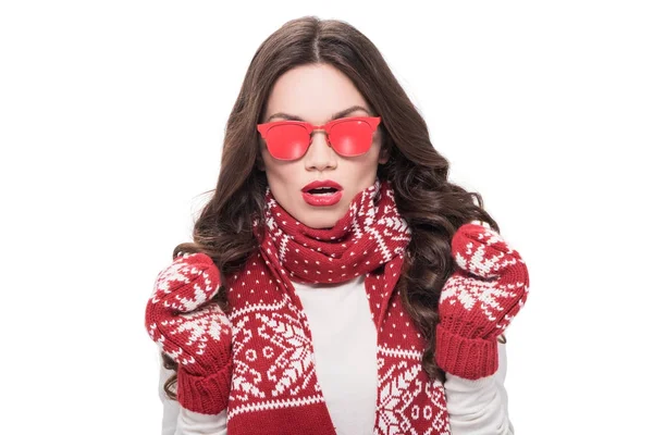 Женщина в шарфе и рукавицах в солнечных очках — стоковое фото