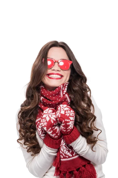 Жінка в зимовому вбранні і червоних сонцезахисних окулярах — стокове фото