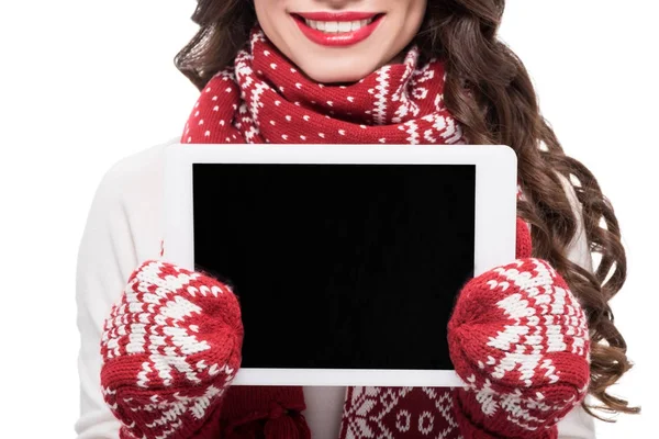 Frau in Winterkleidung zeigt Tablet — Stockfoto