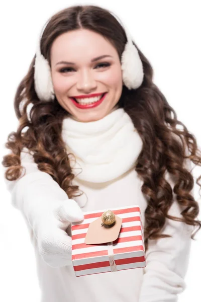 Mulher no inverno earmuffs segurando presente — Fotografia de Stock