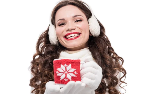 Жінка в зимових вухах тримає чашку — Stock Photo