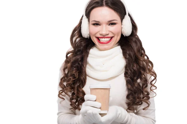 Frau in Winterkleidung hält Pokal in der Hand — Stockfoto