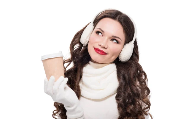 Mulher no inverno earmuffs segurando copo — Fotografia de Stock