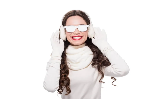 Femme en vêtements d'hiver portant des lunettes de soleil — Photo de stock