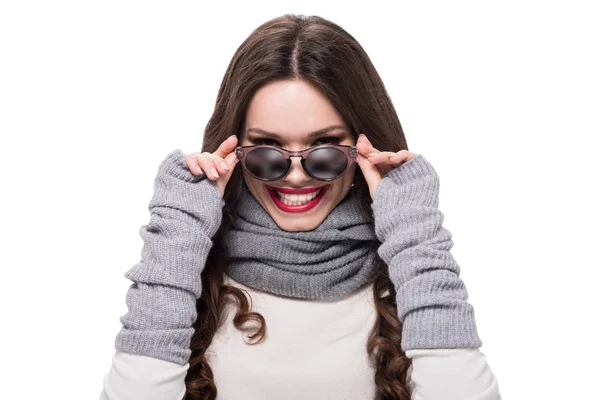 Mulher em aquecedores de braço usando óculos escuros — Fotografia de Stock