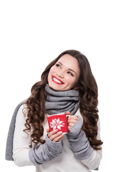 Donna sorridente in possesso di tazza di caffè — Foto stock