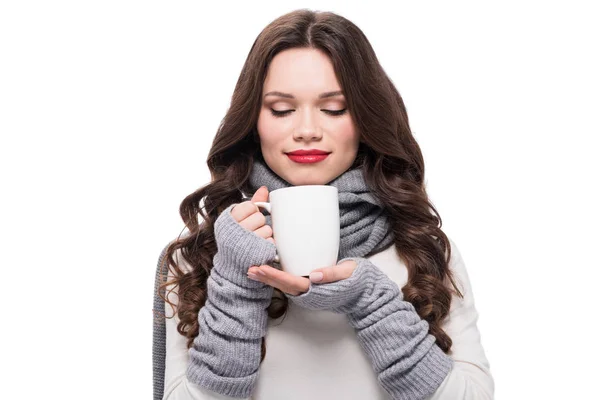 Mulher em roupas quentes cheirando café — Fotografia de Stock