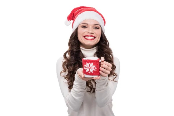 Femme dans santa chapeau wtih tasse de café — Photo de stock
