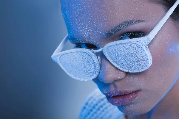 Femme aux lunettes de soleil recouvertes de givre — Photo de stock