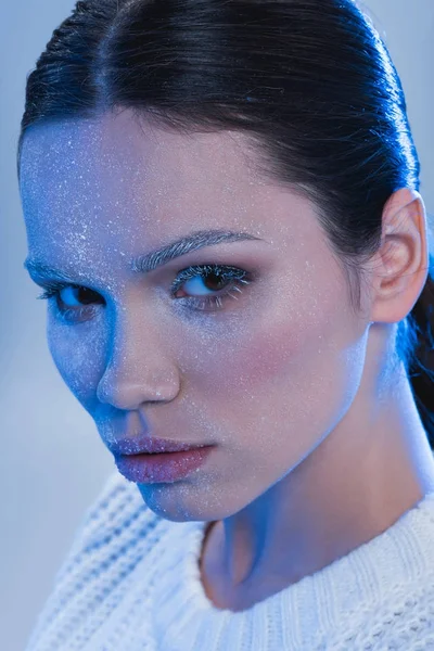 Mujer con escarcha en la cara - foto de stock