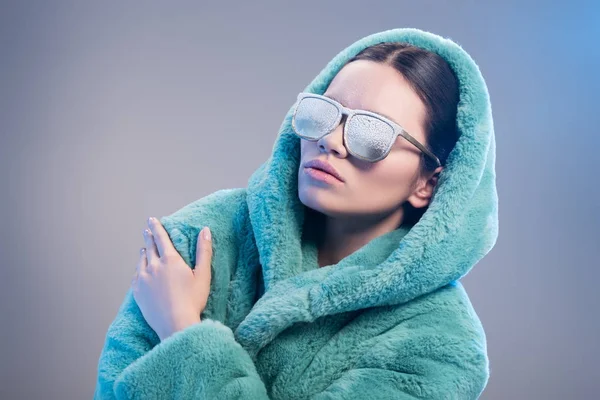 Mulher com geada no rosto vestindo roupão — Fotografia de Stock