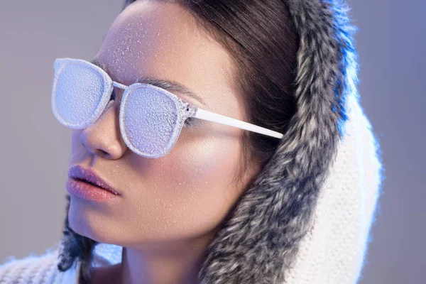 Trendfrau mit Sonnenbrille, die vom Frost bedeckt ist — Stockfoto