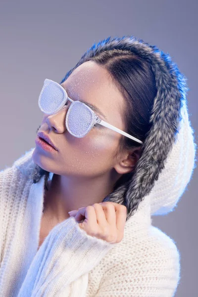 Modische Frau mit Sonnenbrille, die vom Frost bedeckt ist — Stockfoto