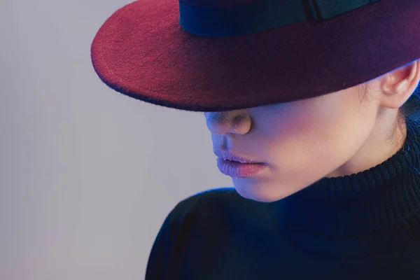 Woman in wide-brimmed hat — Stock Photo
