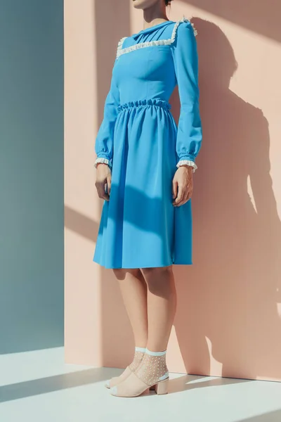 Frau im modischen türkisfarbenen Kleid — Stockfoto