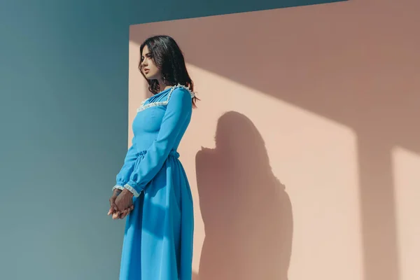 Femme en robe turquoise à la mode — Photo de stock