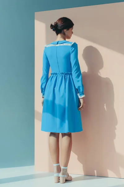 Femme en robe turquoise à la mode — Photo de stock