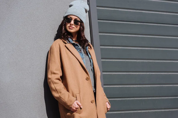 Mujer en traje de otoño y gafas de sol negras - foto de stock