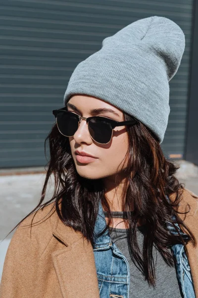 Femme en tenue d'automne et lunettes de soleil noires — Photo de stock