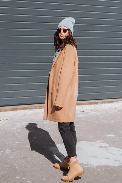 Mujer en traje de otoño y gafas de sol negras - foto de stock