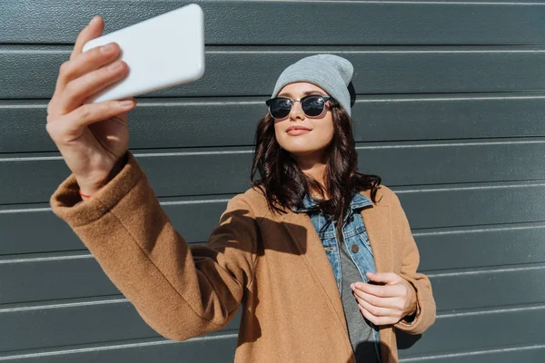 Donna in abito autunnale scattare selfie — Foto stock