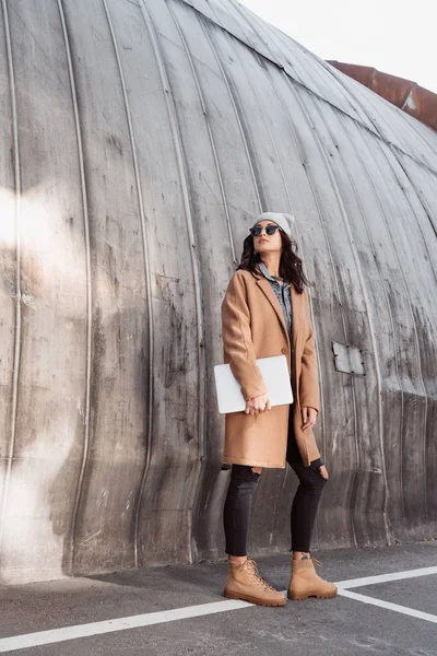 Mujer en traje de otoño con portátil - foto de stock