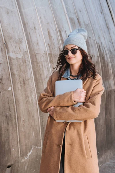 Woman in autumn outfit with laptop — Stock Photo