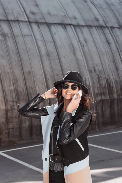 Mujer en traje de otoño hablando por teléfono inteligente - foto de stock