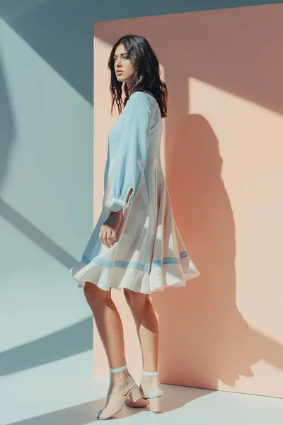 Женщина в модном бирюзовом платье — стоковое фото