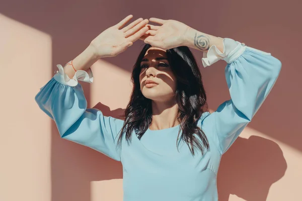 Femme pensive avec les mains contre les yeux — Photo de stock