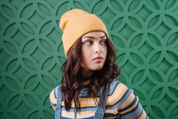 Жінка в пуловері, капелюсі та комбінезоні — стокове фото