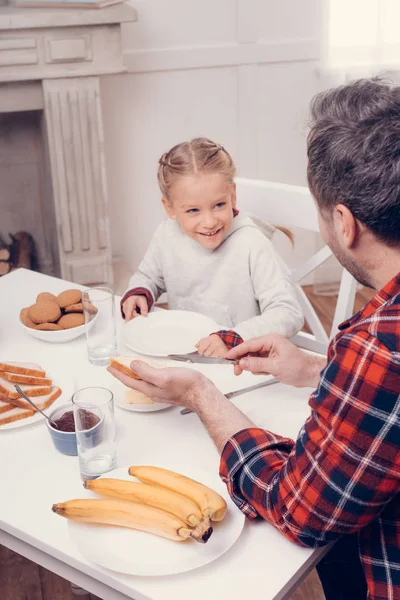Батько і дочка поснідали — Stock Photo